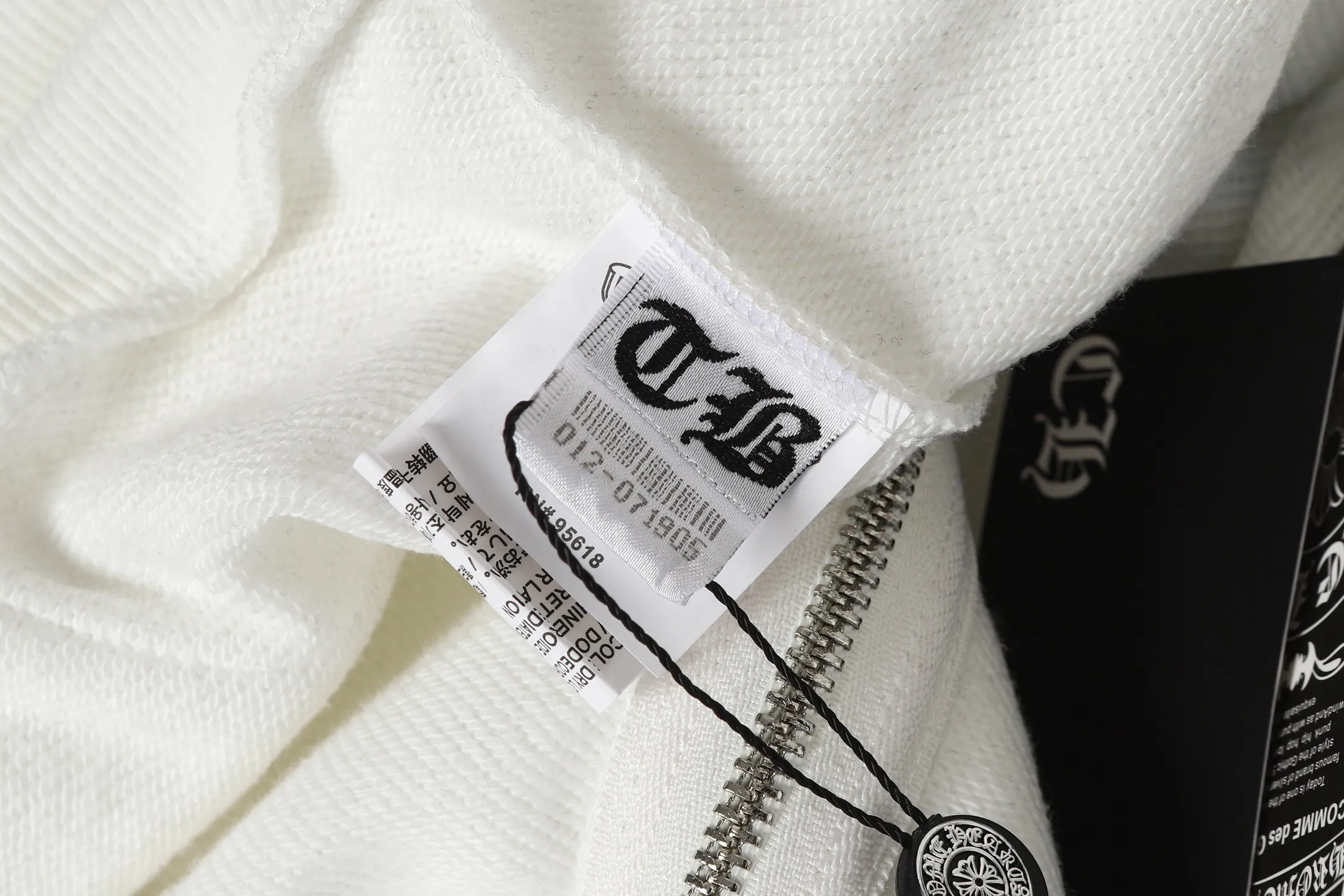 P260 02 cross-border model, please do not place an order if you pursue quality - Chrome Hearts/Chrome Hearts Horseshoe Sanskrit printed zipper sweatshirt cardigan jacket - High weight, high density and high quality. The wool is soft, delicate and skin-friendly. It feels soft and silky. It has excellent warmth and skin-friendly properties. - Custom-woven and dyed, no color difference. No matter the fabric or workmanship details, it beats the ordinary version on the market. - Hardware zipper accessories are all customized, full of details - Color: black white -Size: S M L XL